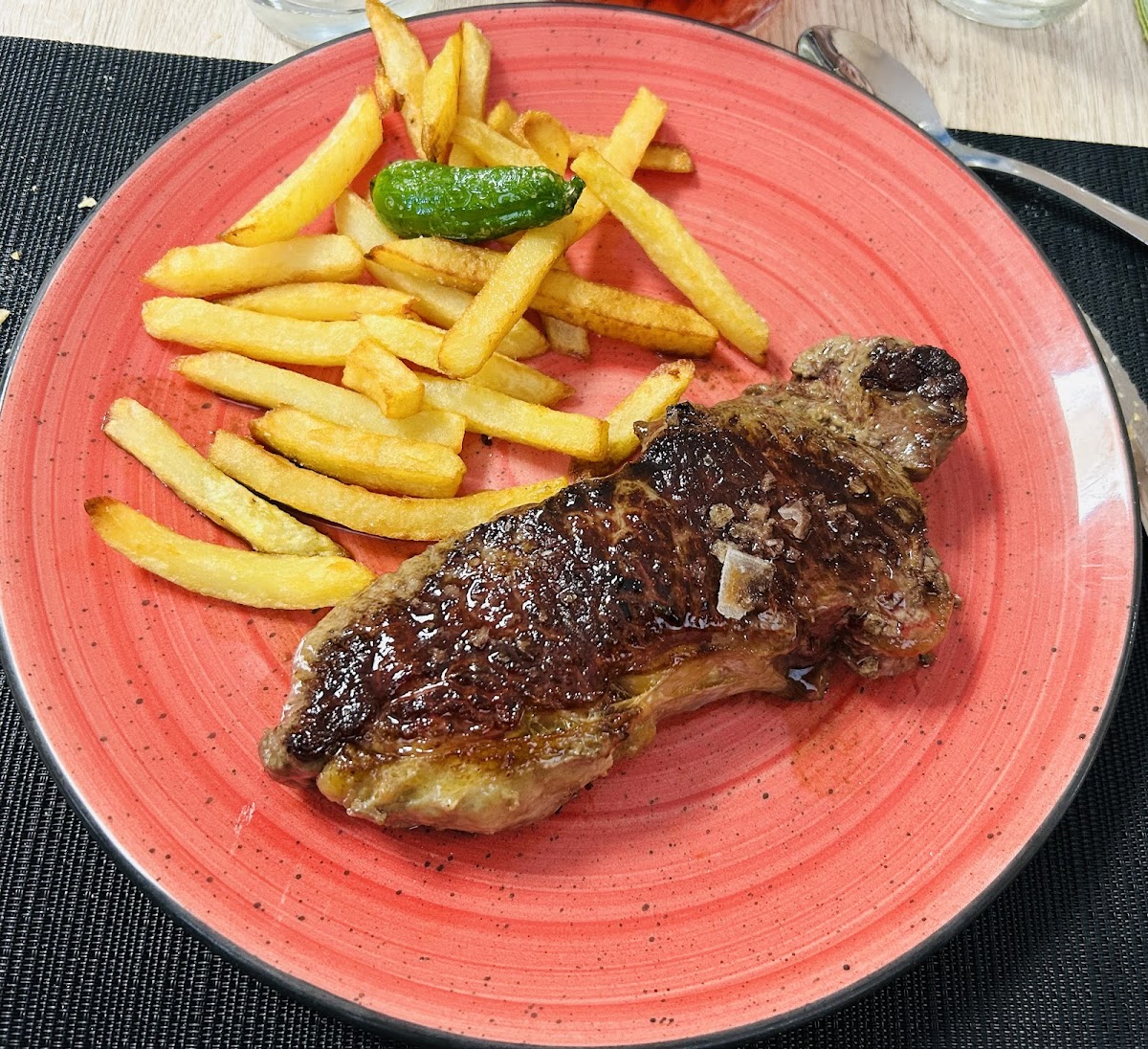 Ambiente acogedor del restaurante con mesas bien dispuestas